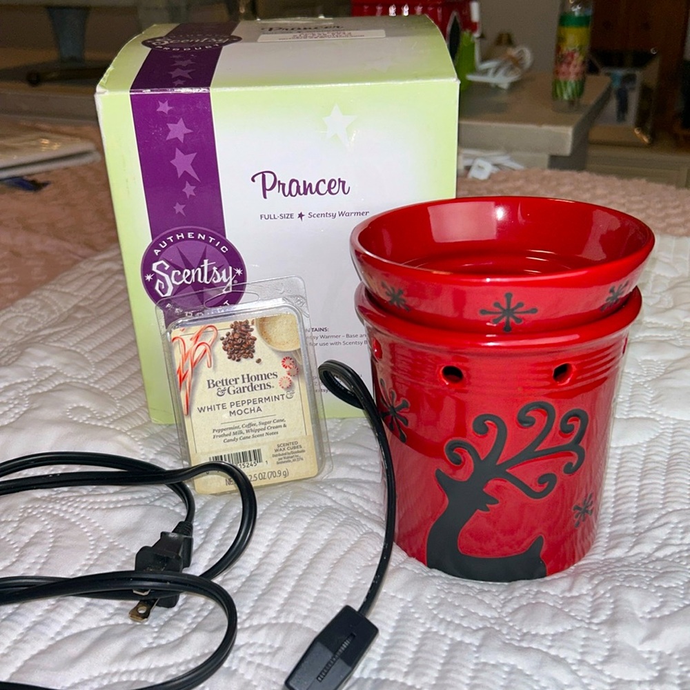 Scentsy Warmer Prancer Full Size Red Wax Warmer With wax melt EUC in box no bulb